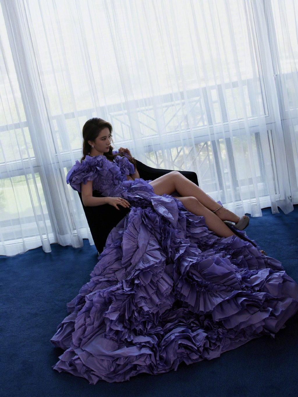 刘亦菲紫色礼服优雅公主风写真图片