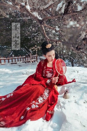 雪地上身穿红色汉代婚纱礼服手执团扇古装美女唯美写真