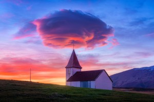 冰岛夕阳下的小教堂