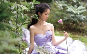 陈都灵紫色长裙甜美写真桌面壁纸