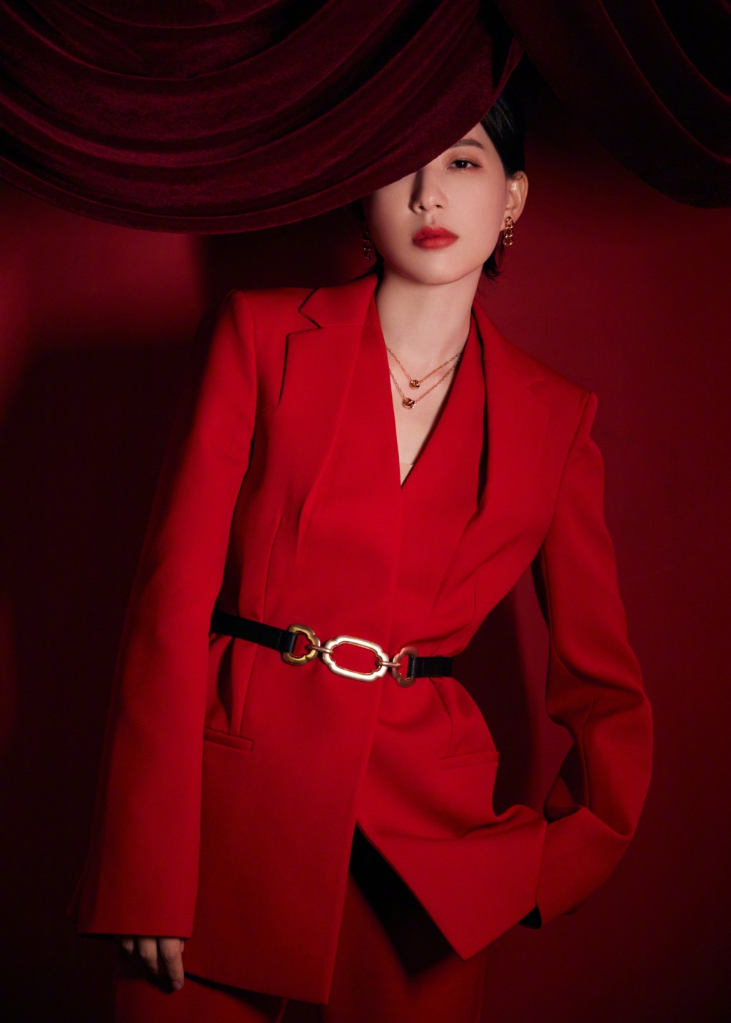 李斯丹妮红色套装酷美时髦范写真图片