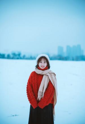 纯净唯美红色毛衣少女下雪天户外美拍