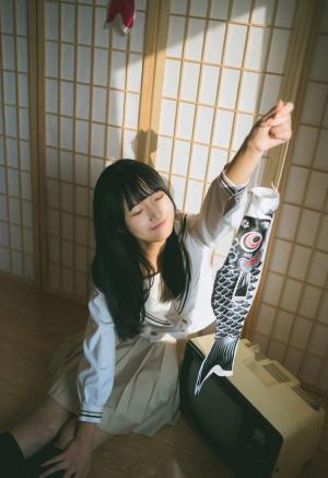 日系直刘海美女大学生棕色校服居家玩耍写真图片