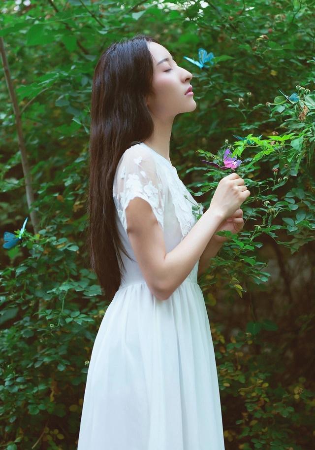 白皙气质少女夏日长裙园林散步清新唯美写真