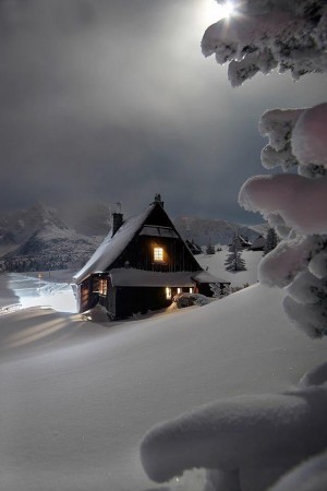波兰的雪中小屋