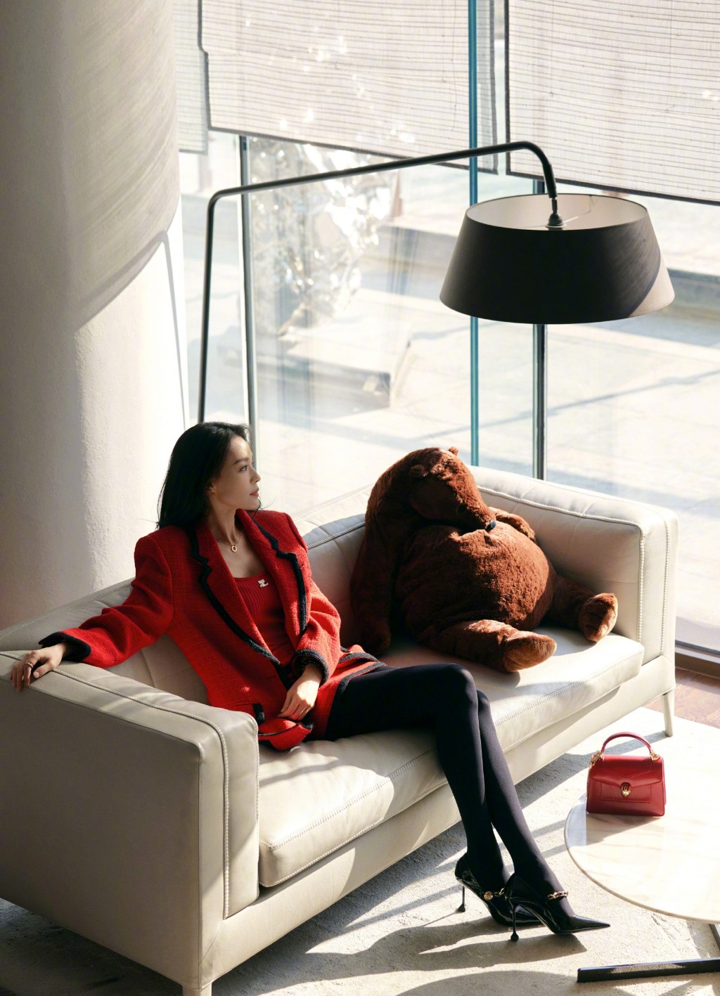 舒淇红色套装简单优雅写真图片