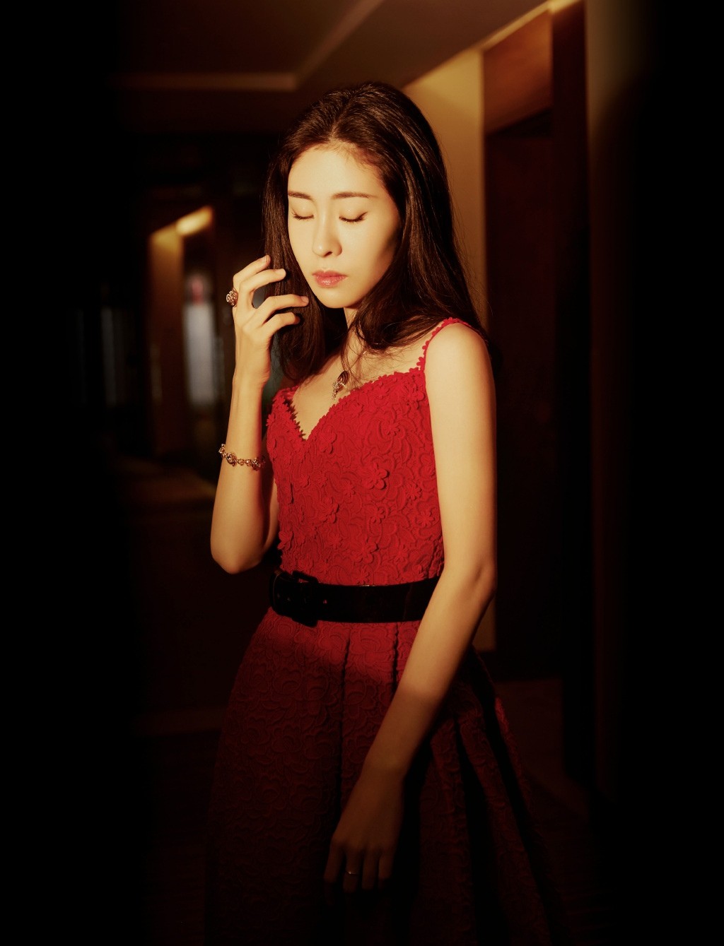 张碧晨玫瑰红裙优雅写真图片