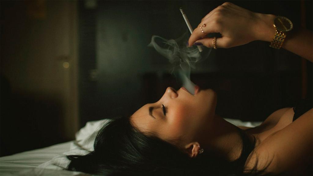 一个人躺在床上抽烟的图片女唯美性感