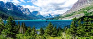美国冰河国家公园圣玛丽湖中的小岛绝美风景壁纸