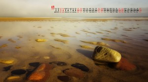 2019年8月沙滩鹅卵石唯美高清日历壁纸