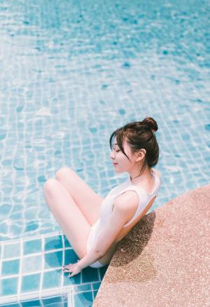 清纯连体泳衣小美女泳池边玩水图片