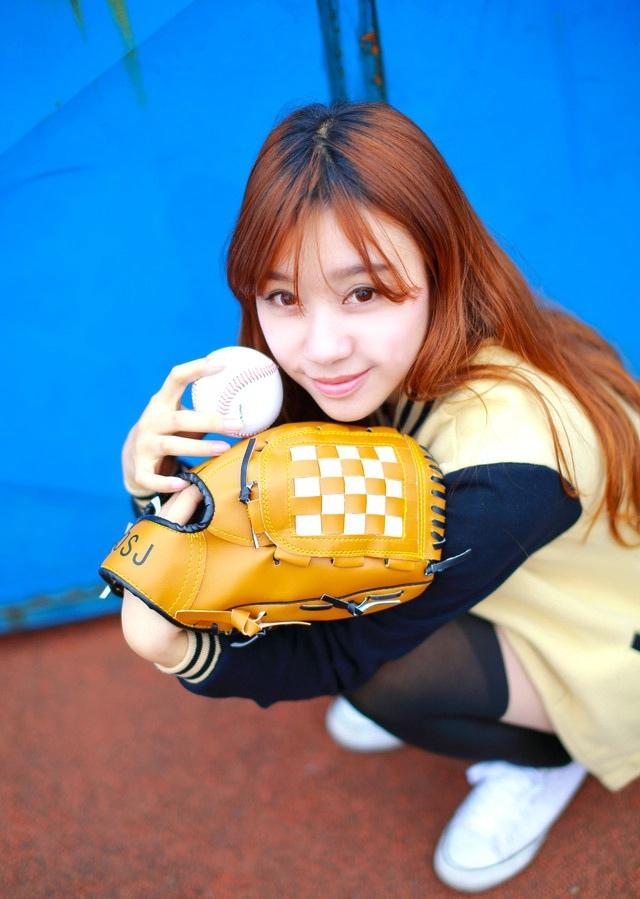 可爱的棒球性感女孩很迷人