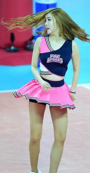 韩国啦啦队穿超短迷你裙转圈