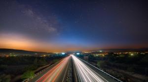 利马索尔市塞浦路斯夜晚的高速公路风景壁纸