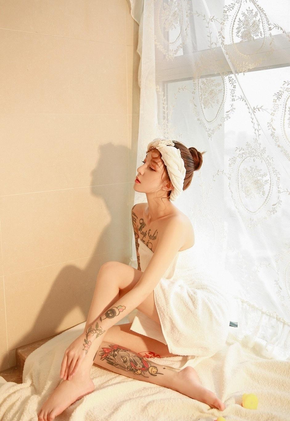 纹身美女白嫩胴体浴室性感诱惑写真图片