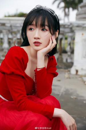 李浩菲红裙轻熟唯美时尚写真图片