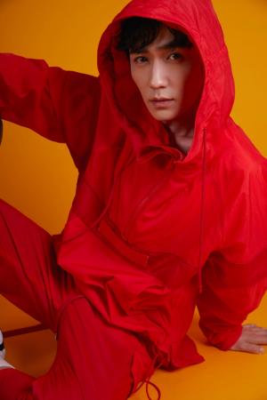 朱一龙大红色套装青春活力帅气写真