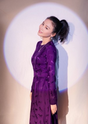 马思纯紫色缎面长裙优雅气质写真