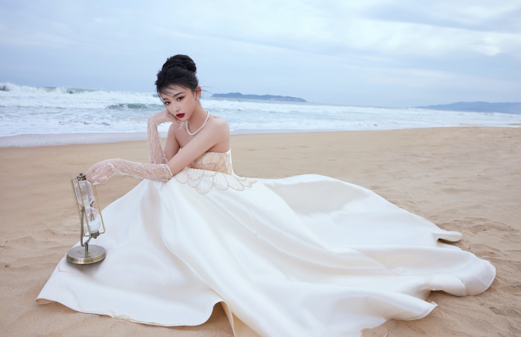 孔雪儿华丽白色长裙优雅时尚魅力写真图片