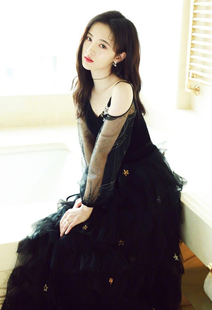 鞠婧祎黑纱性感长裙迷人写真图片
