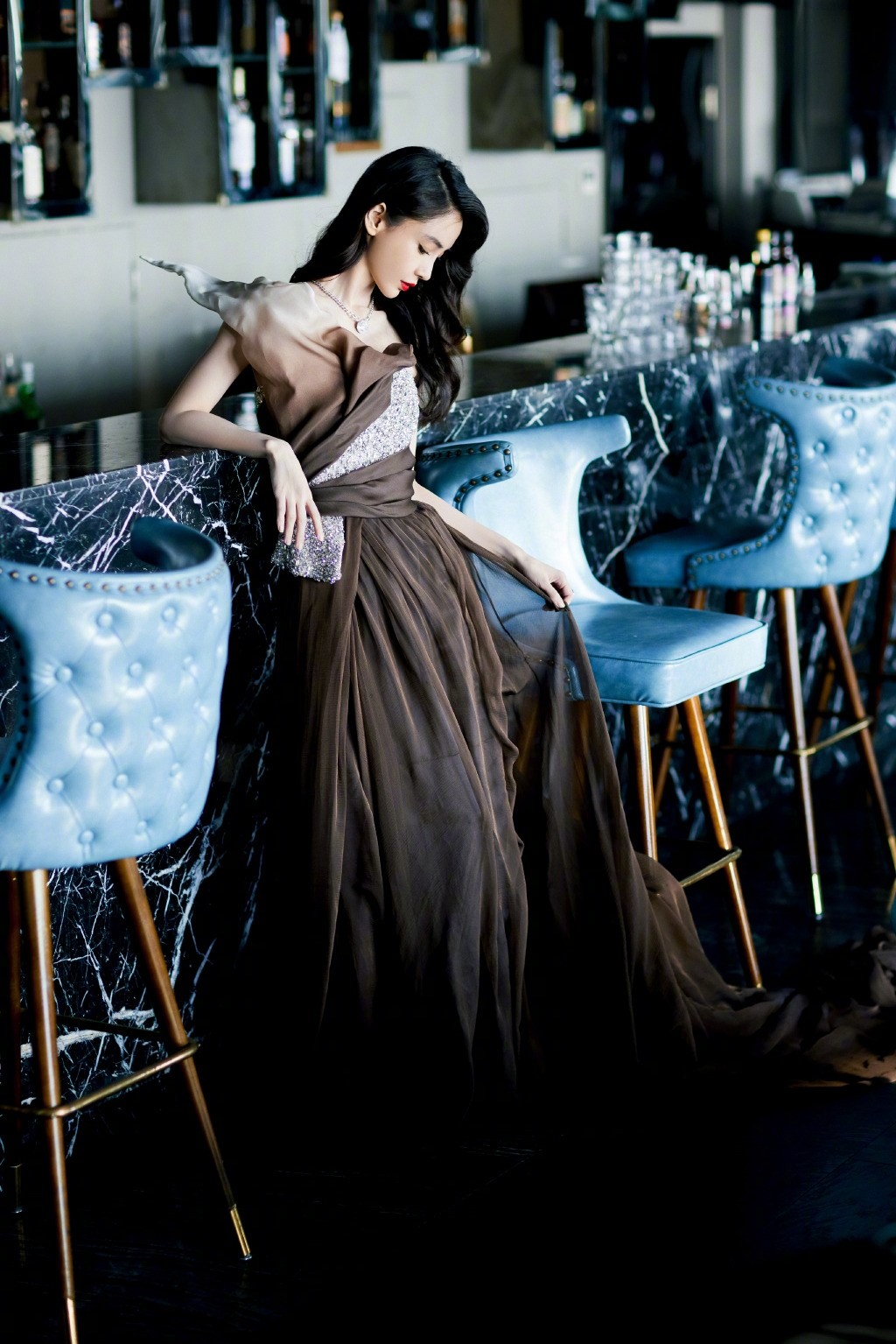 angelababy褐色长裙高贵优雅气质写真图片