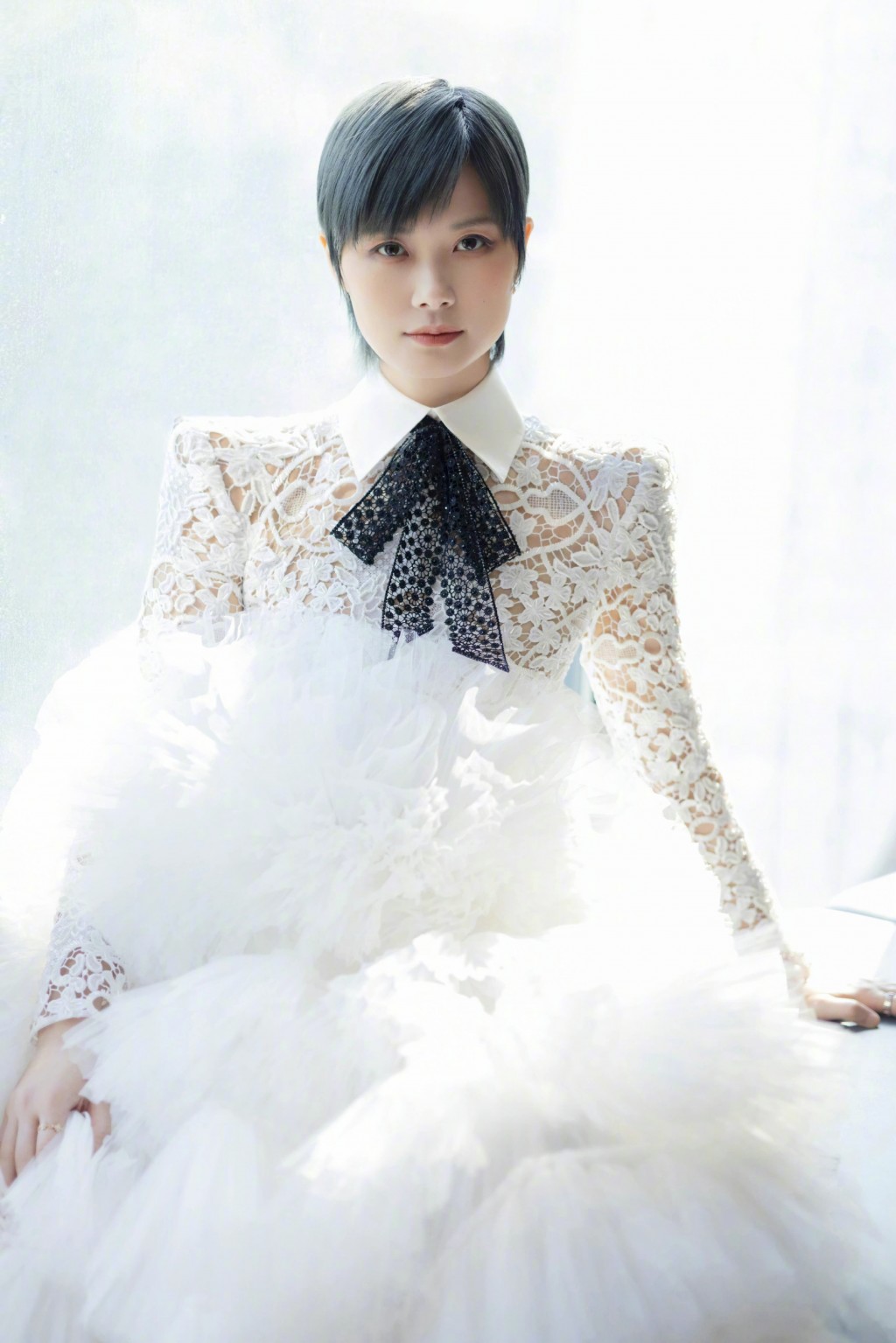 李宇春白色蛋糕纱裙优雅精致写真图片