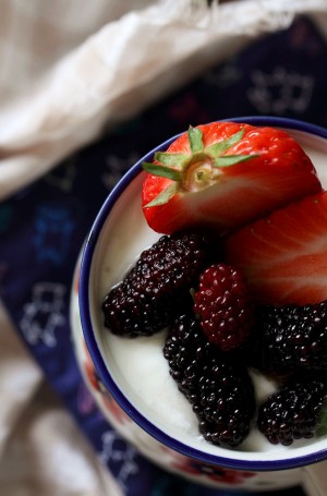 放水果草莓与桑葚的酸奶杯