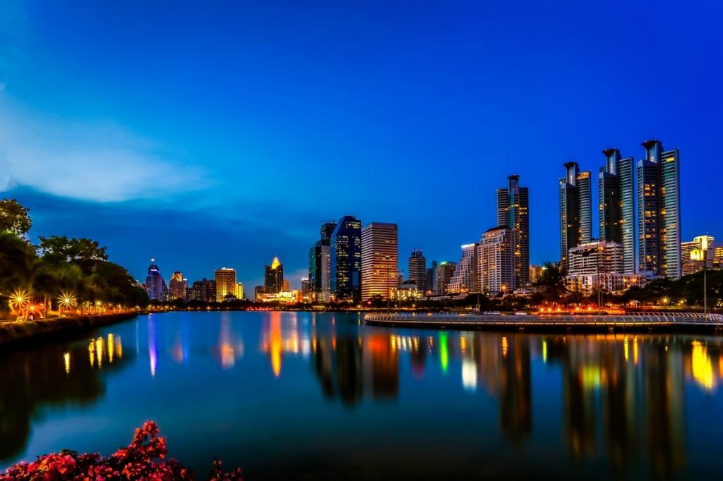 泰国曼谷公园晚上灯光湖风景图片