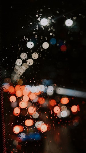 玻璃上的雨滴唯美光晕手机壁纸