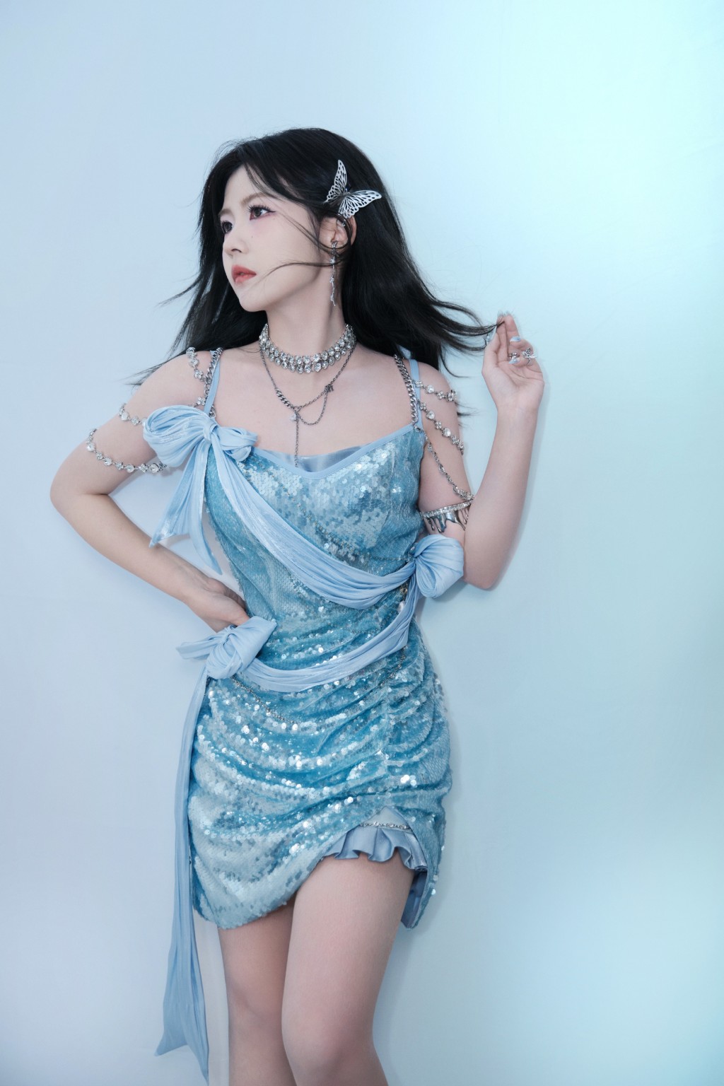 赖美云水蓝色短裙酷美时髦写真图片