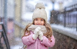 大雪中的可爱小女孩