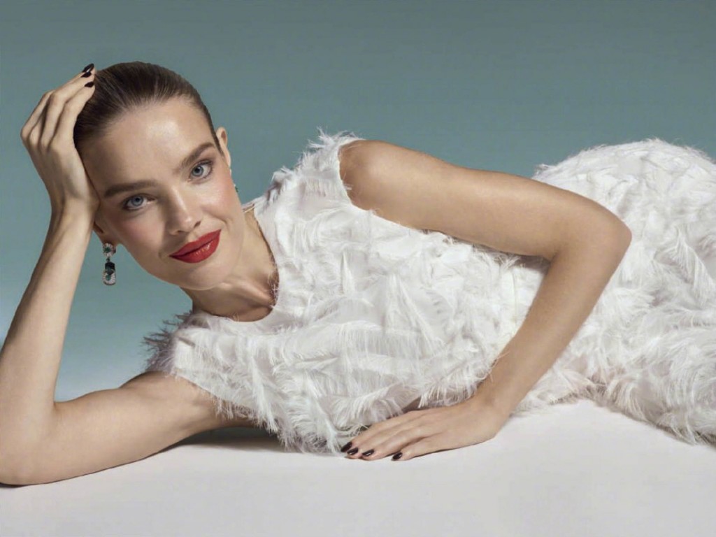 纳塔利·沃佳诺娃红唇白裙造型优雅时尚大片