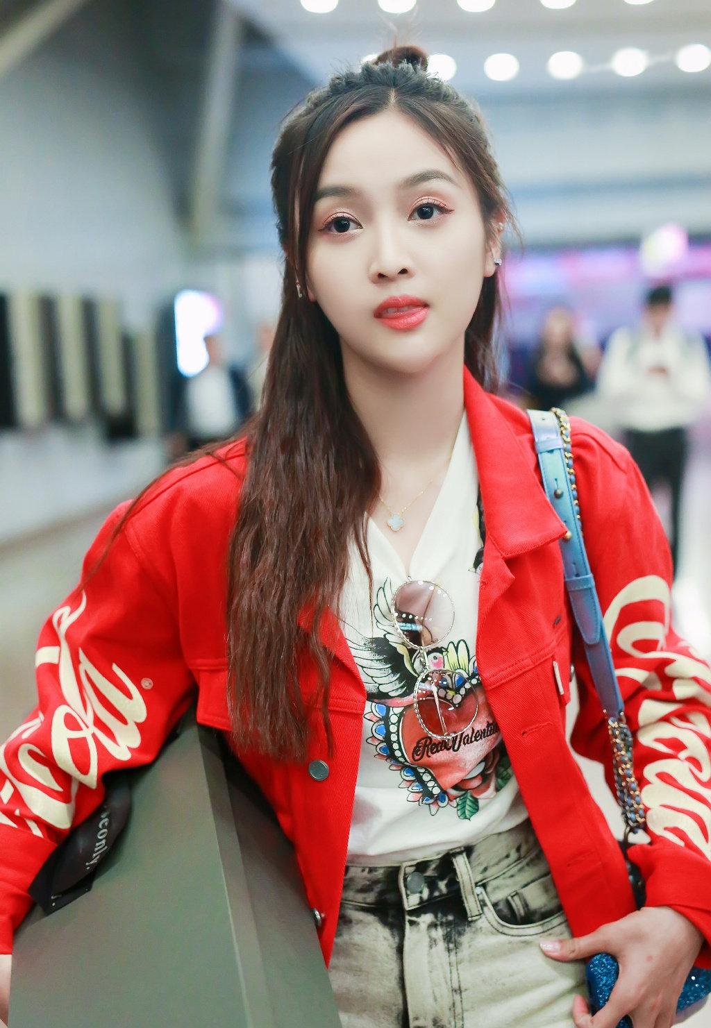 火箭少女101成员吴宣仪红衣时尚甜美机场街拍照