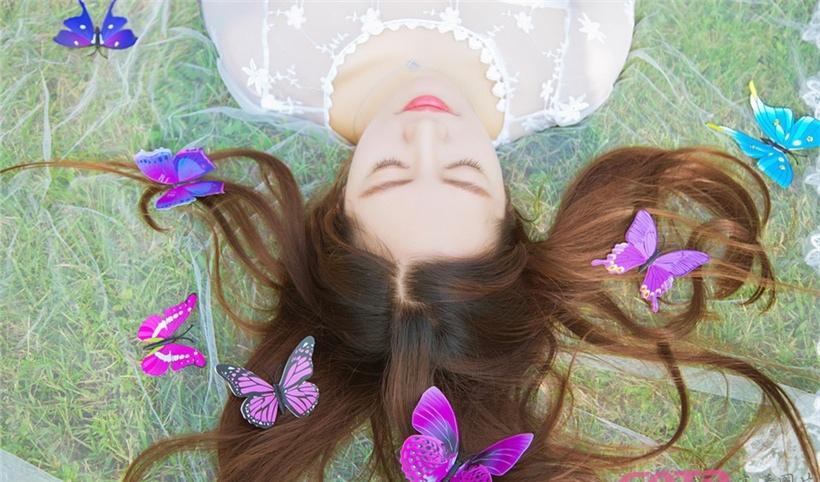 森系美性感少女与蝴蝶的清纯写真