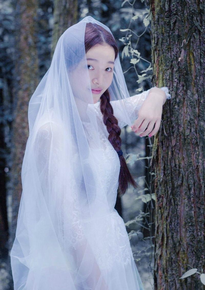 丛林处的白裙麻花辫美女静谧温柔写真