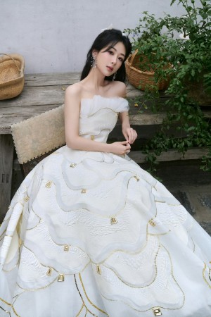 杨紫华丽大裙摆优雅大方温柔气质写真图片