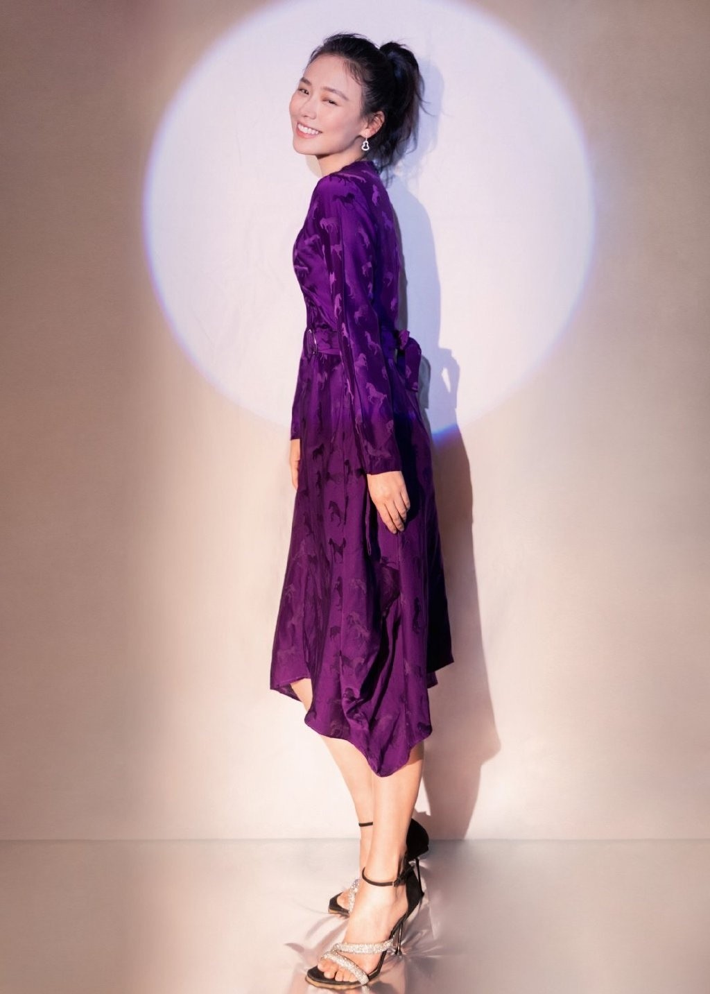 马思纯紫色缎面长裙优雅气质写真