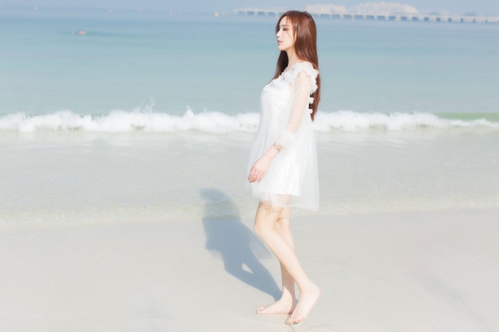 白色短裙丰满美女海边性感写真