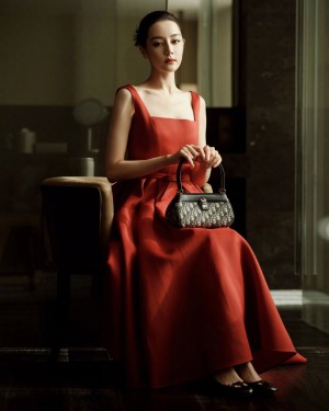 迪丽热巴红裙简约优雅气质写真图片