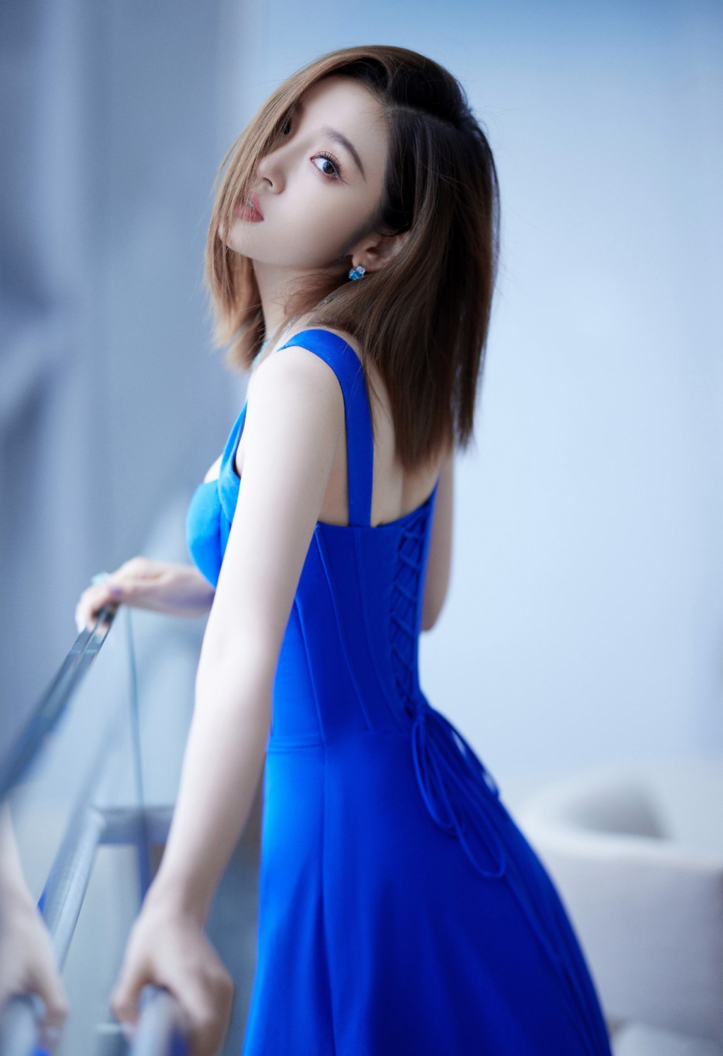 唐艺昕蓝裙优雅气质写真图片