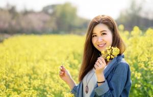花田间有着灿烂笑容的女孩写真