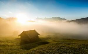 早晨的雾小木屋草地风景图片