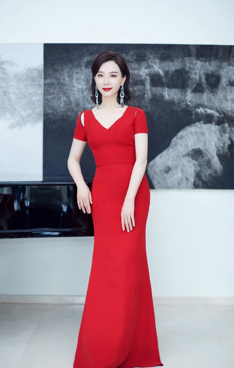 大龄气质女明星陈数中国红鱼尾长裙高贵典雅图片