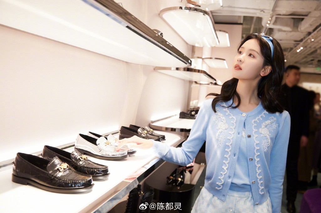 陈都灵蓝色毛衣白色短裙优雅自信从容迷人写真图片