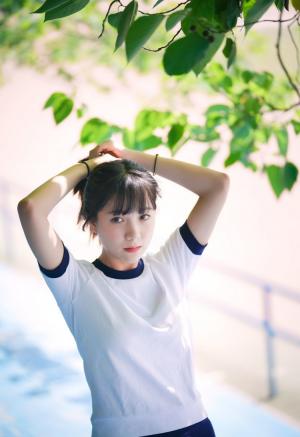 直刘海学生妹日式体操服白丝长腿校园写真图片