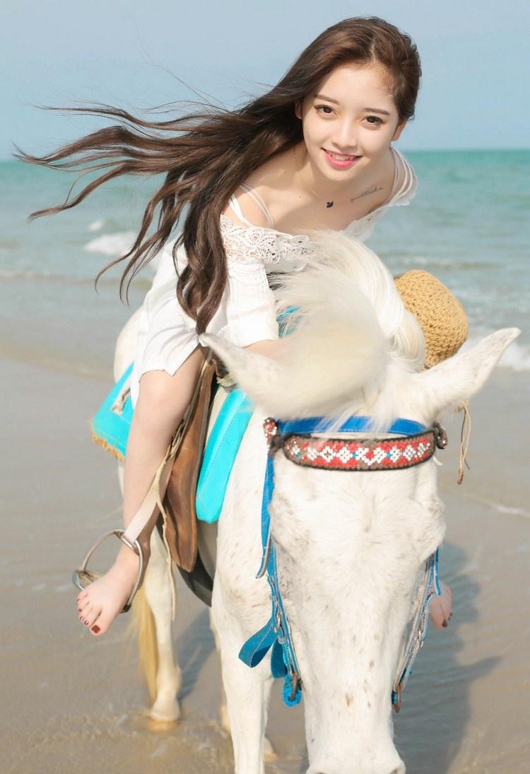 海滩上白裙飘飘唯美动人的清纯少女