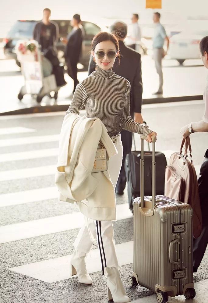 舒畅肤白貌美休闲装扮前往米兰见机场街拍图片