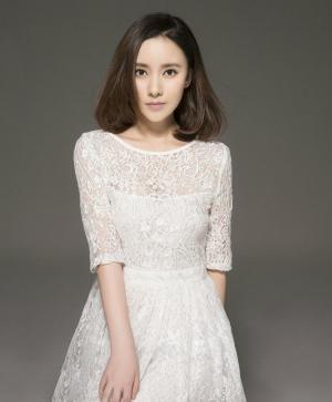 美女演员杨祖青白色蕾丝裙清新照片