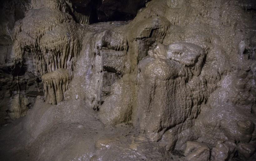 探险石头洞穴