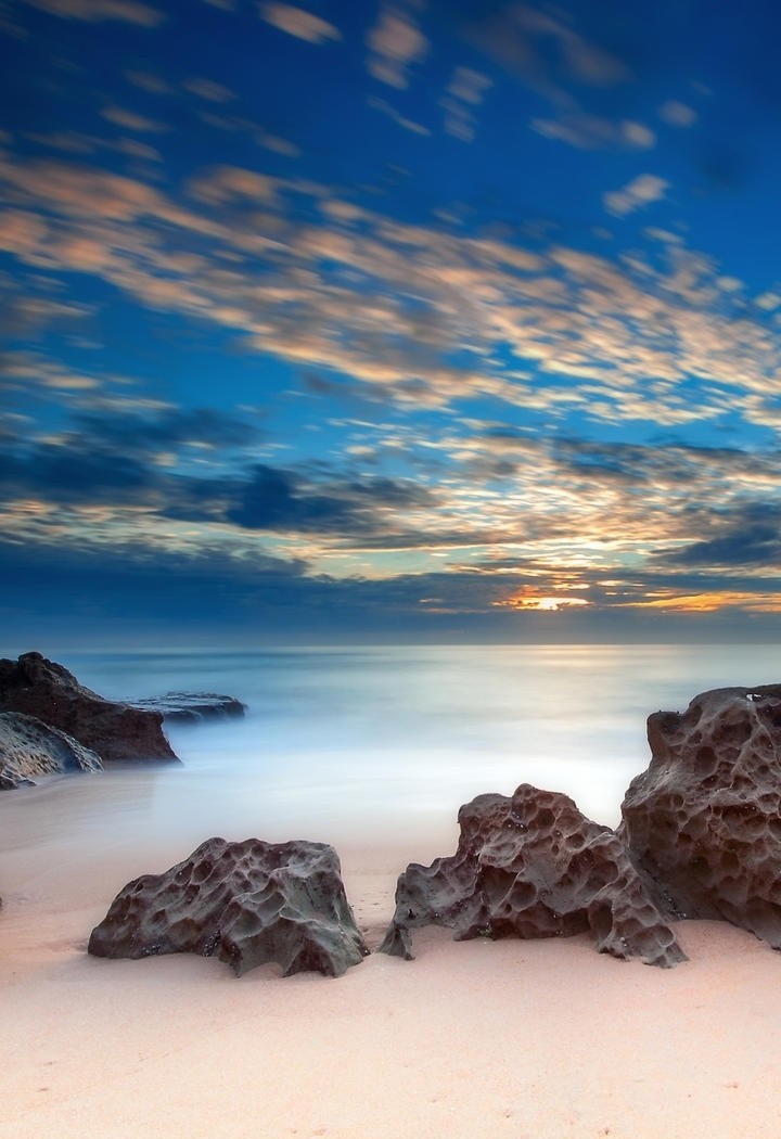 高清唯美晚霞海边沙滩礁石风景图片